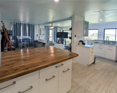 7410 Lake Breeze Drive - Photo Thumbnail 16