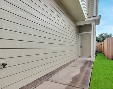 16518 Strathmore Manor Lane - Photo Thumbnail 2