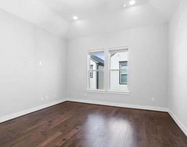 1114 W 15th 1/2 Street - Photo Thumbnail 36
