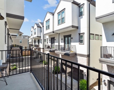 1114 W 15th 1/2 Street - Photo Thumbnail 18