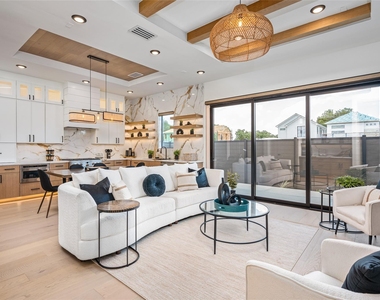 623 Winding Oaks - Photo Thumbnail 8