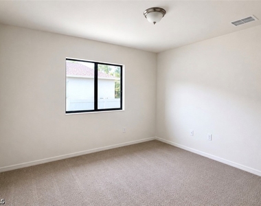 2208 Nw 42nd Place - Photo Thumbnail 15