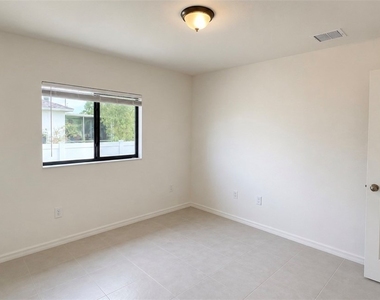 2208 Nw 42nd Place - Photo Thumbnail 14