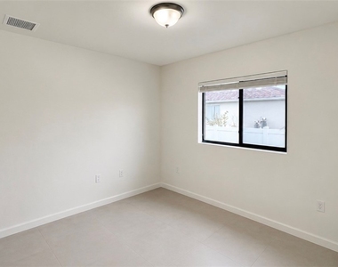 2208 Nw 42nd Place - Photo Thumbnail 12
