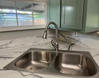 1806 N Avenue S - Photo Thumbnail 3