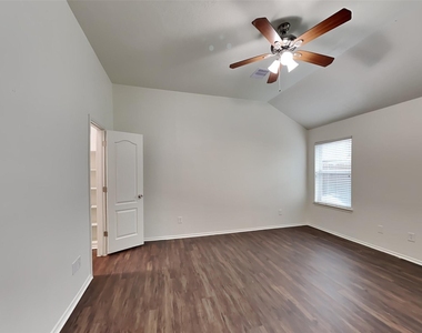 7702 Summerdale Drive - Photo Thumbnail 6