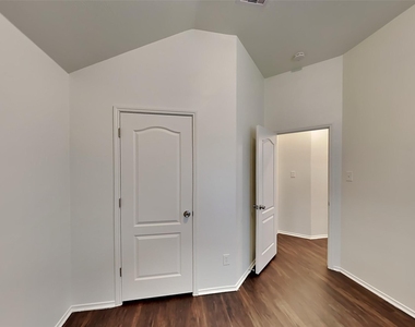 7702 Summerdale Drive - Photo Thumbnail 11