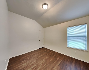 7702 Summerdale Drive - Photo Thumbnail 9