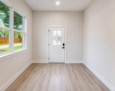 142b College Street - Photo Thumbnail 1