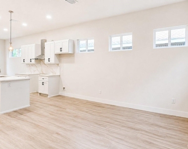 142b College Street - Photo Thumbnail 3