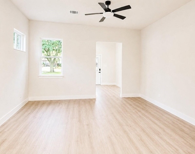 142b College Street - Photo Thumbnail 4