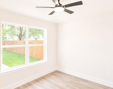 142b College Street - Photo Thumbnail 18
