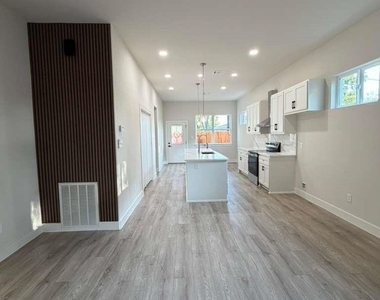 142b College Street - Photo Thumbnail 2
