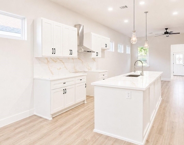142b College Street - Photo Thumbnail 11