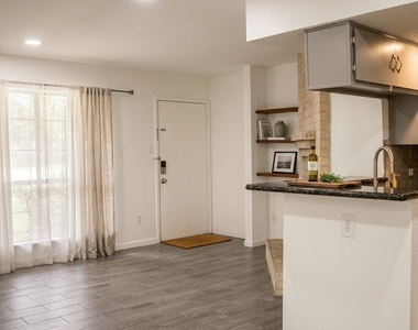 3919 Fairmont Parkway - Photo Thumbnail 2
