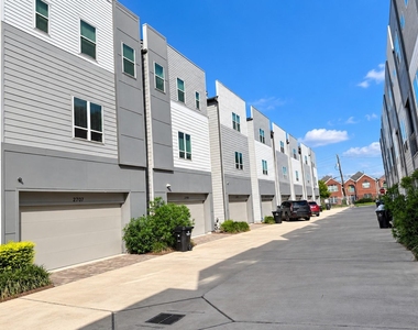 2715 Eado Grove Lane - Photo Thumbnail 2
