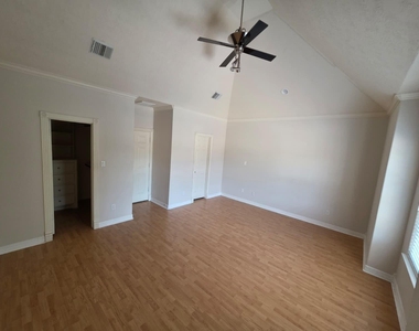 16020 Fountainview Drive - Photo Thumbnail 5
