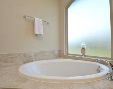 9515 Scanlan Heights Lane - Photo Thumbnail 15