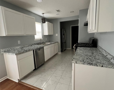 5522 Lakefield Drive - Photo Thumbnail 3