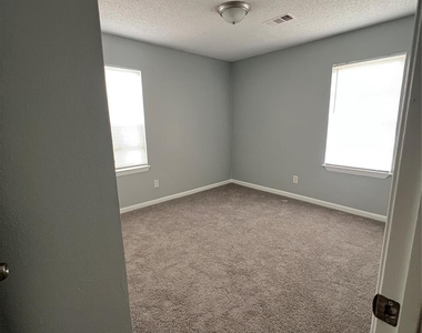 5522 Lakefield Drive - Photo Thumbnail 8