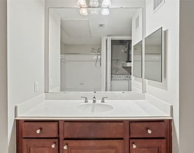 7575 Kirby Drive - Photo Thumbnail 13