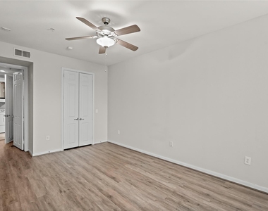 7575 Kirby Drive - Photo Thumbnail 10