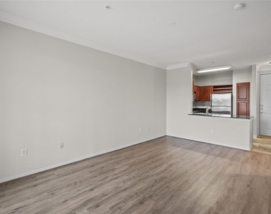7575 Kirby Drive - Photo Thumbnail 6