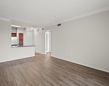 7575 Kirby Drive - Photo Thumbnail 7