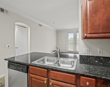 7575 Kirby Drive - Photo Thumbnail 3