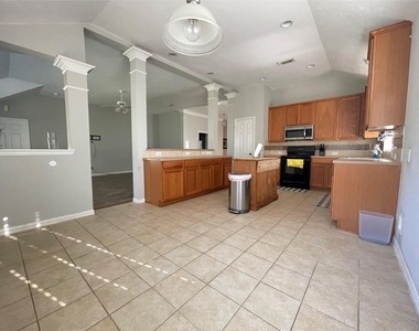 7631 Golden Thistle Lane - Photo Thumbnail 10