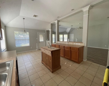 7631 Golden Thistle Lane - Photo Thumbnail 11
