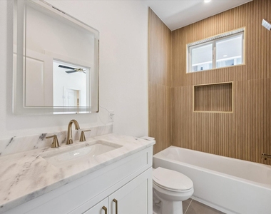 1034 W 17th Street - Photo Thumbnail 13