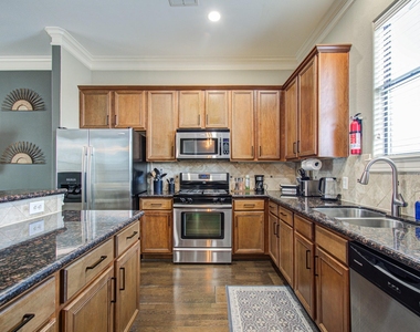 4001 Dallas Street - Photo Thumbnail 8