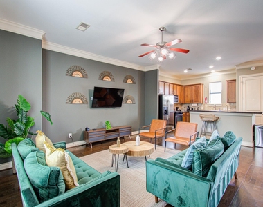 4001 Dallas Street - Photo Thumbnail 3