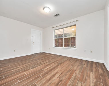 3014 Chenevert Street - Photo Thumbnail 4