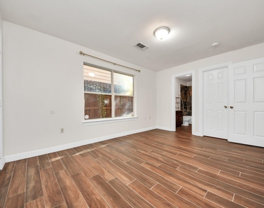 3014 Chenevert Street - Photo Thumbnail 5