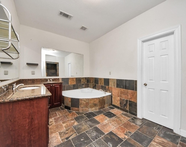3014 Chenevert Street - Photo Thumbnail 27