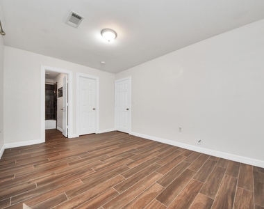 3014 Chenevert Street - Photo Thumbnail 6