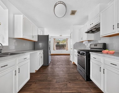 15502 Prairie Oaks Drive - Photo Thumbnail 10