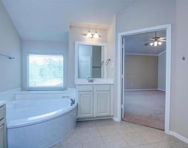 62 E Pipers Green Street - Photo Thumbnail 17