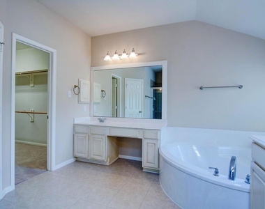 62 E Pipers Green Street - Photo Thumbnail 18