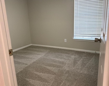 5006 Spring Branch Drive - Photo Thumbnail 5