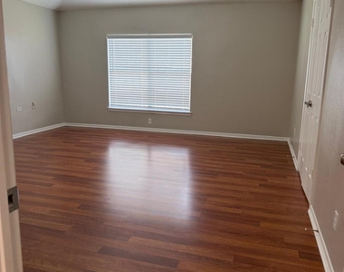 5006 Spring Branch Drive - Photo Thumbnail 6