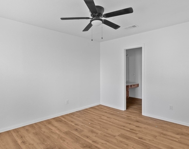 7860 Green Lawn Drive - Photo Thumbnail 15