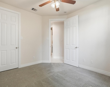 2513 Detering Street - Photo Thumbnail 6
