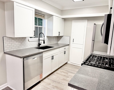 218 W 15th Street - Photo Thumbnail 9