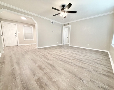 218 W 15th Street - Photo Thumbnail 2