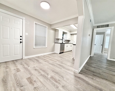 218 W 15th Street - Photo Thumbnail 7
