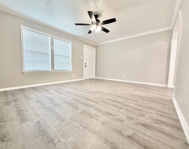 218 W 15th Street - Photo Thumbnail 4