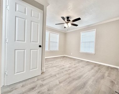 218 W 15th Street - Photo Thumbnail 14
